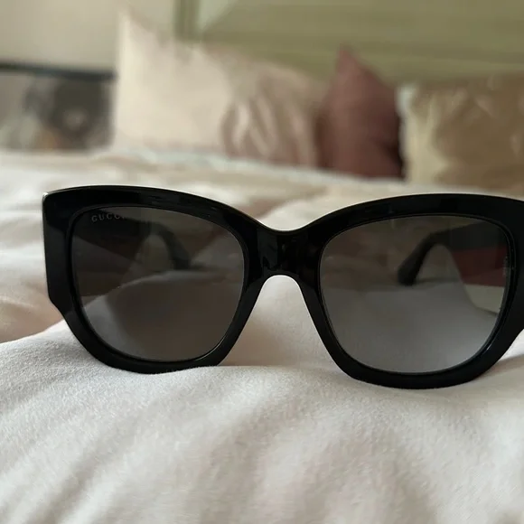 Gucci | Accessories | Gently Used Gucci Sunglasses  display picture 2